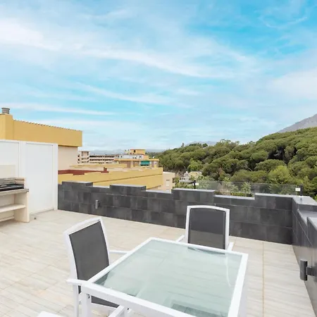 Con Vistas Y Terraza En Marbella